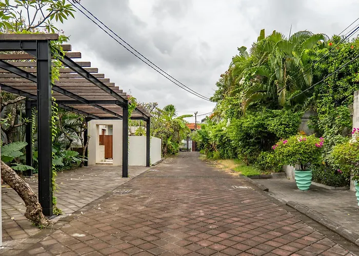 Villa Tuluscolivingseminyakvilla2 *
